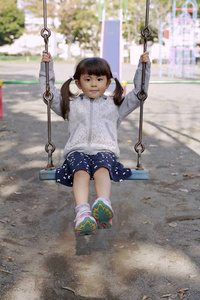 秋千上的日本女孩4岁