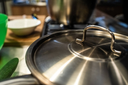 餐厅厨房里的金属锅。