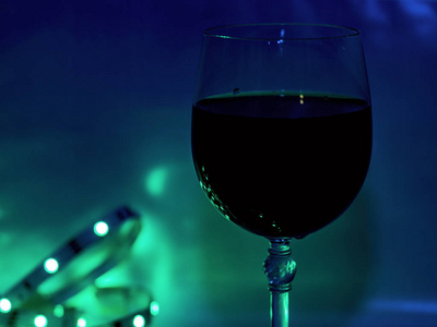 一杯葡萄酒。黑色背景