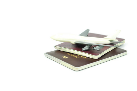 护照和玩具飞机。 旅行概念