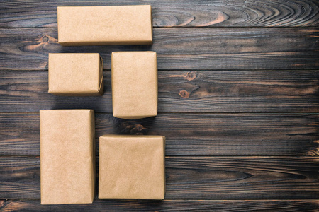 纸板箱在白色木制背景复古色调棕色邮件包装顶部视图。