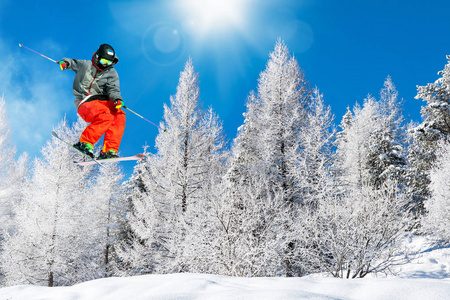 滑雪在新鲜的雪中跳跃