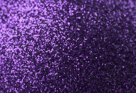 明亮的紫色背景与复制空间。