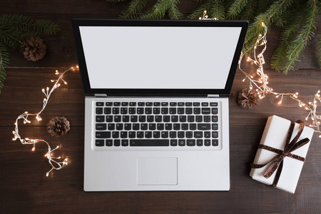 屏幕笔记本电脑与空间的文本或特别圣诞优惠。 圣诞节用笔记本电脑购物。 俯视和平躺。 假期概念