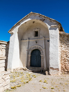 萨贾马村的石头教堂。 安第斯小镇萨贾马波利维亚阿尔蒂普诺。 其主要经济活动是骆驼放牧和山地旅游。 南美洲