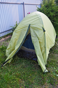 营地森林中的绿色旅游帐篷