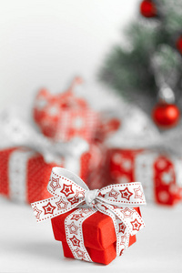 白色背景上的红色圣诞礼品盒