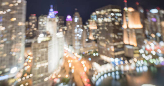 全景抽象模糊离焦芝加哥河畔写字楼及住宅楼高层..从明亮的天际线俯瞰城市夜景