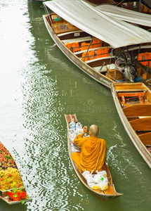 泰国浮市上的僧侣