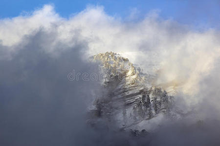 雾霭中的落日雪山图片
