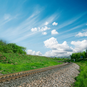 铁路和多云的天空