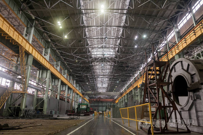 有钢结构的大型工业建筑或工厂的内部