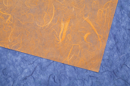 琥珀和蓝色纹理手工桑椹纸的背景