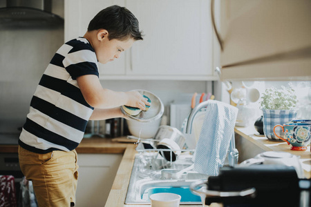 小男孩在洗碗