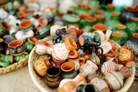 维尔纽斯复活节市场上出售的陶瓷餐具和水壶