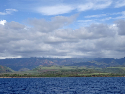 美丽的帕卡拉村海岸，云层覆盖山顶，从船外的考艾，夏威夷。