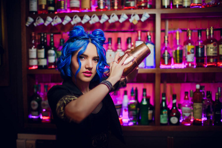 酒保女孩与蓝色鸡尾酒头发背景酒吧