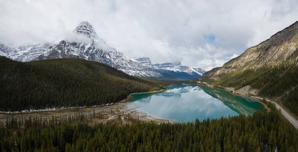 一个冰川湖的空中全景景观被加拿大岩石山脉包围在阴天。 在加拿大班夫阿尔伯塔。