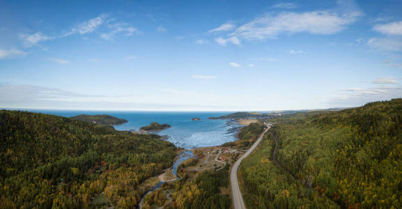 在充满活力的晴天，BIC国家公园的空中全景景观。 在加拿大魁北克的莱比希里穆斯基。