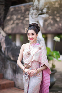 穿着泰国传统服装的美丽泰国女孩。
