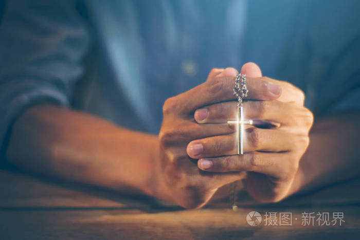 他紧握双手,祈祷上当保佑