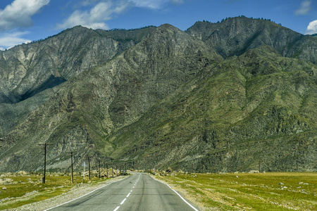 阿尔泰自然的美丽景色和景观。 阿尔泰公路和公路的透视，背景是雄伟的山脉和岩石。