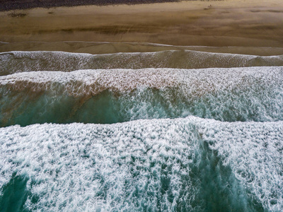 海滩海浪在海岸上撞击的鸟瞰图。 法玛尔海滩兰萨罗特加那群岛西班牙