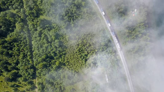 火车在沿海的云层下乘火车旅行。 转铁铁路。 飞在云层之上。 来自无人驾驶飞机的贝加尔湖海岸