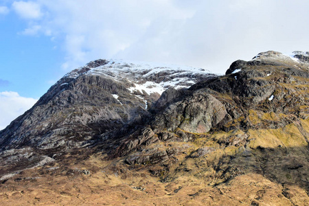 苏格兰高地的景观与蓝天云野生自然全景山顶岩石