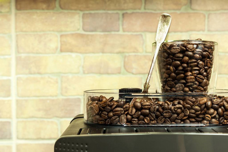 家庭专业咖啡机与浓缩咖啡杯。 咖啡准备。 咖啡机和咖啡豆。
