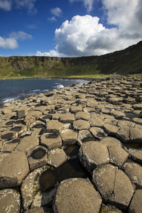 一个壮丽的自然六角形石柱在巨人堤道在北爱尔兰。