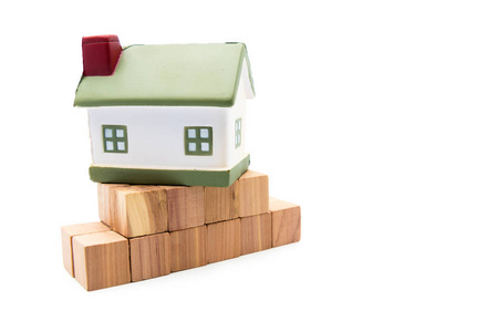 白色房地产概念上孤立的木立方体基金的微型模型房