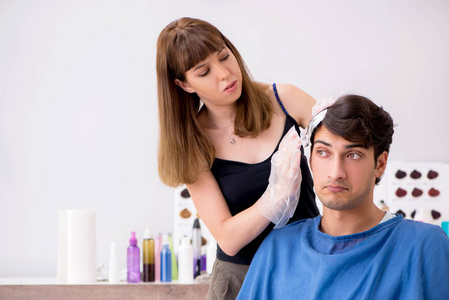 年轻的吸引男子访问女理发师图片