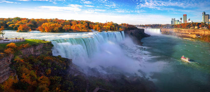 尼亚加拉瀑布美国和加拿大之间的大瀑布，秋天和船，这种规模可以用来旅行瀑布自然和美国的概念