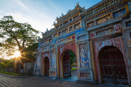 城堡的入口。 越南色调的阮朝皇家宫殿。 联合国教科文组织世界遗产地。