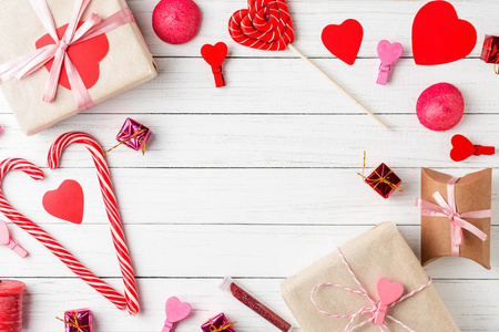 情人节背景。框架红心, 礼品盒与丝带和糖果糖果上的一个白色的木制背景, 顶部视图