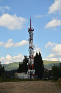 夏季山景中的电信塔