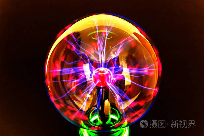 等离子体球与光滑的洋红蓝色火焰隔离在黑色背景上.
