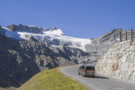 在奥兹塔尔冰川路上，可以很容易地到达Rettenbachferner的冰川滑雪区。