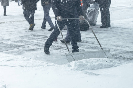 一个人从雪中清洁道路。