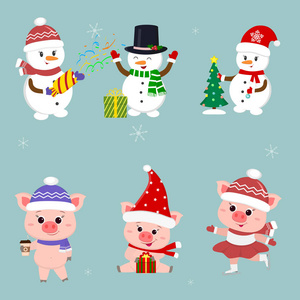 新年和圣诞卡。一套三堆雪人和三只猪在冬天的不同帽子和姿势中都很典型。礼品盒, 圣诞树, 热饮。动画片样式, 向量
