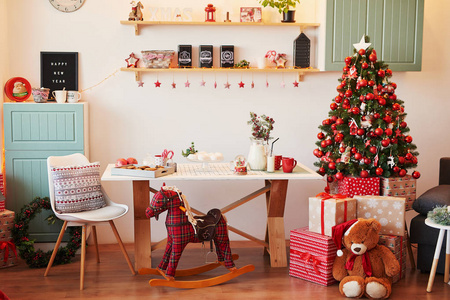 明亮的圣诞装饰客厅