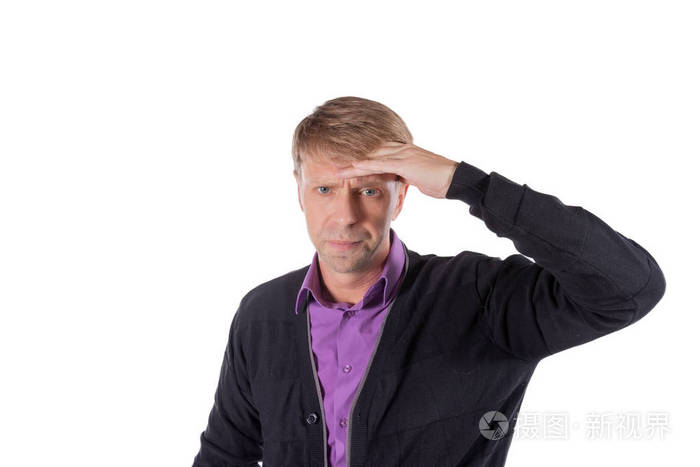 1.一个男人在白色背景下双手抱着他的头