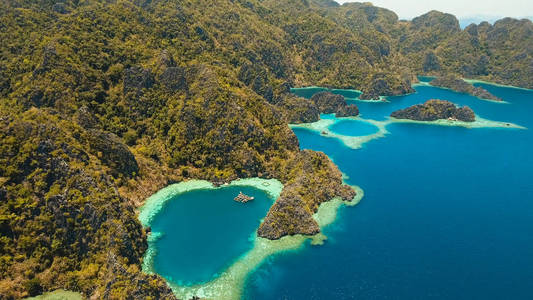 鸟瞰图热带环礁湖 大海 沙滩。热带小岛。布桑加，巴拉望岛菲律宾