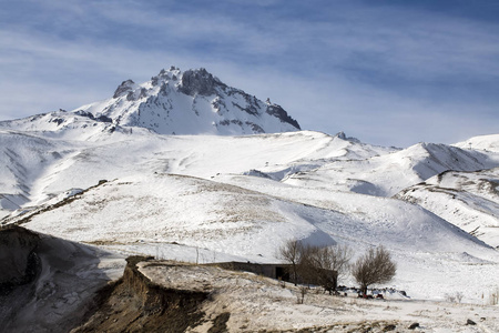 旅游概念照片。 火鸡凯塞里耶西山冬景。