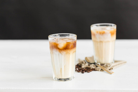 美味的饮料概念冰镇咖啡在一杯冰