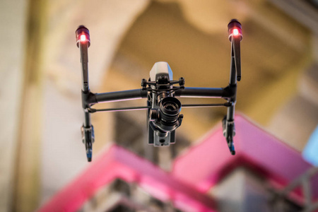 遥控空气无人机Dron与动作相机飞行。 孤立在白色背景上。 3D渲染