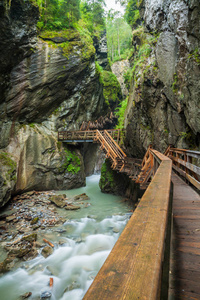 在奥地利卡普伦附近的峡谷中沿着木端木板路徒步旅行