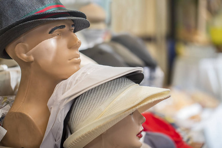 一群漂亮的帽子在商业街上卖男女。
