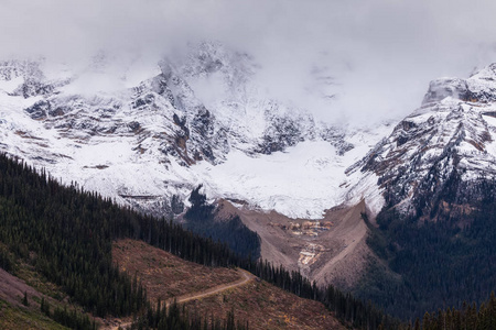 在寒冷的日子里, 加拿大落基山脉上的一个山被云层笼罩